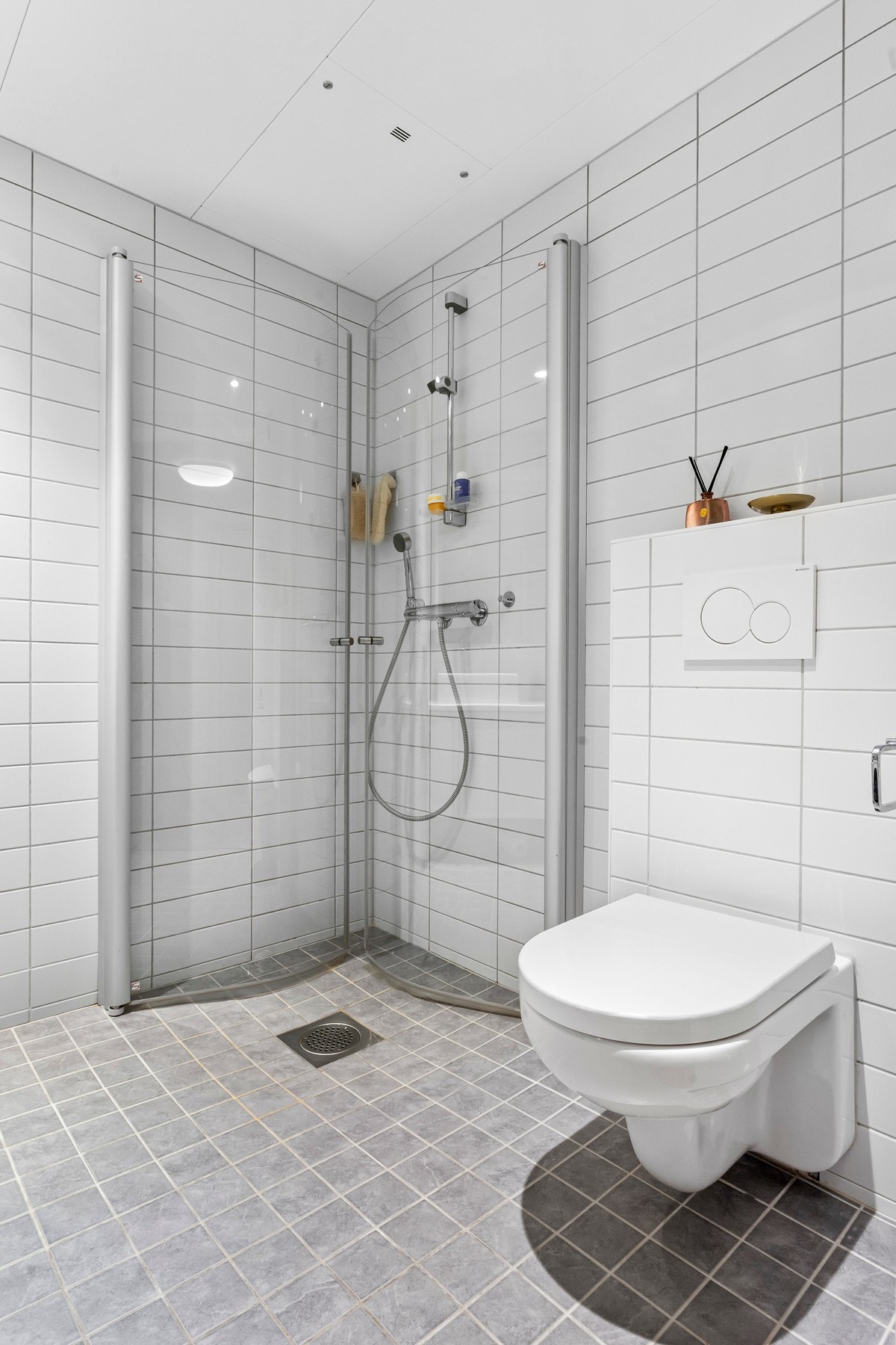 Badet har opplegg for vaskemaskin, downlights i tak, flislagte vegger og gulv med termostatstyrte varmekabler Galleribilde