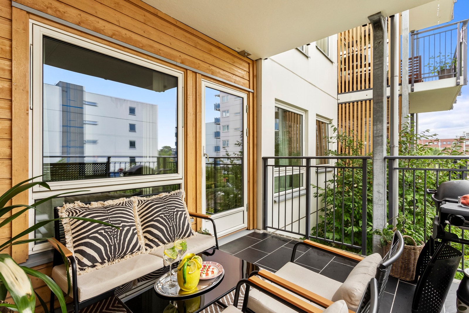 Fra stuen er det også adkomst ut til en overbygd, sydvestvendt balkong på ca. 9 m² med lysarmatur og stikkontakt på vegg. Galleribilde