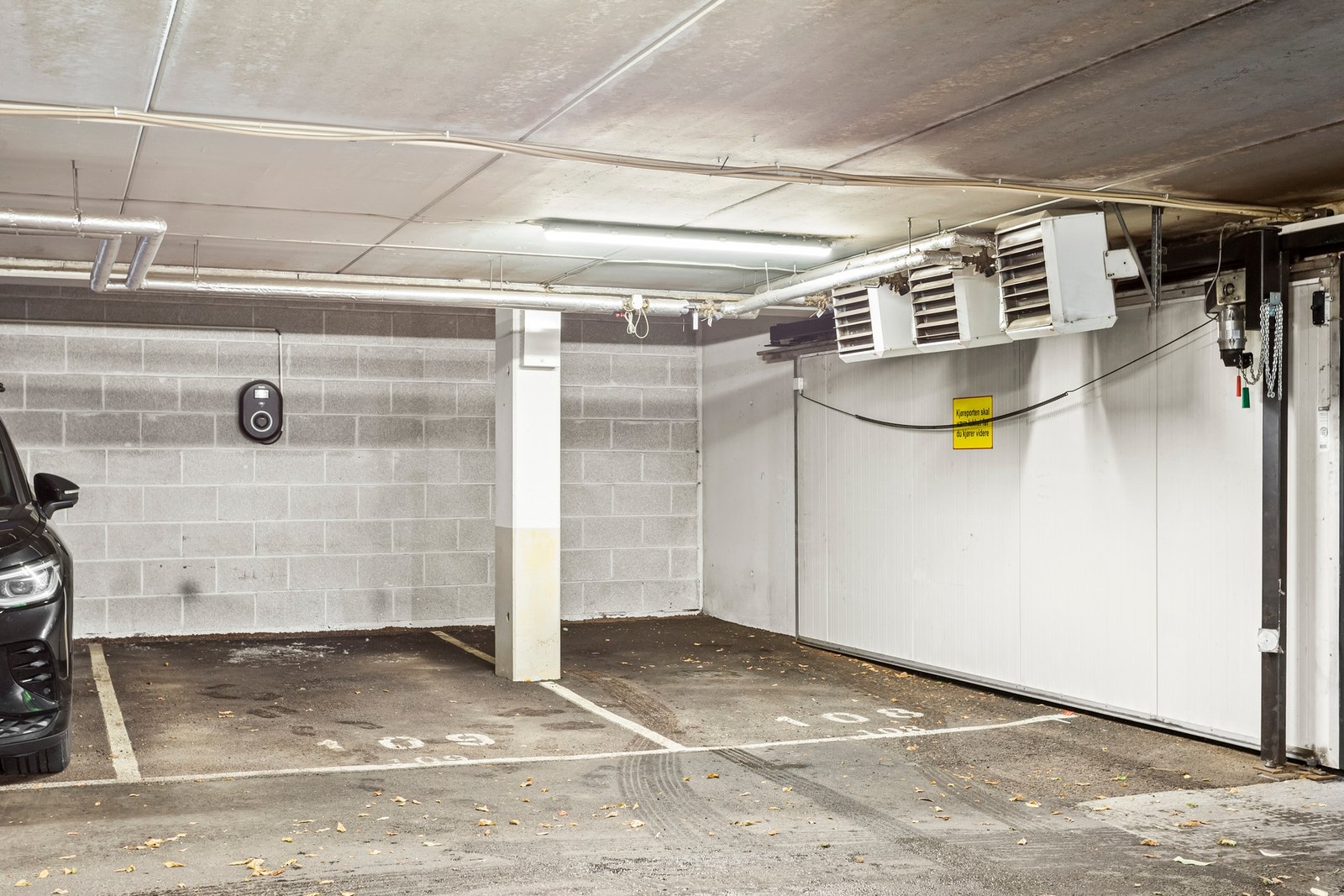 Leiligheten disponerer 1 kjellerbod og garasjeplass i felles lukket garasjekjeller med mulighet for montering av el-bil lader. Galleribilde
