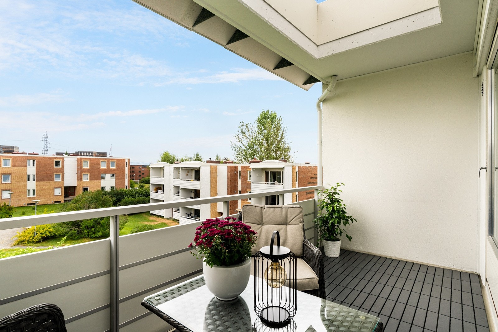 Uteplassen har god plass for utemøblement og grillen. Herlige sol- og utsiktsforhold da balkongen vender mot vesthimmelen og man ser ut over et flott, parkmessig opparbeidet fellesareal. Galleribilde