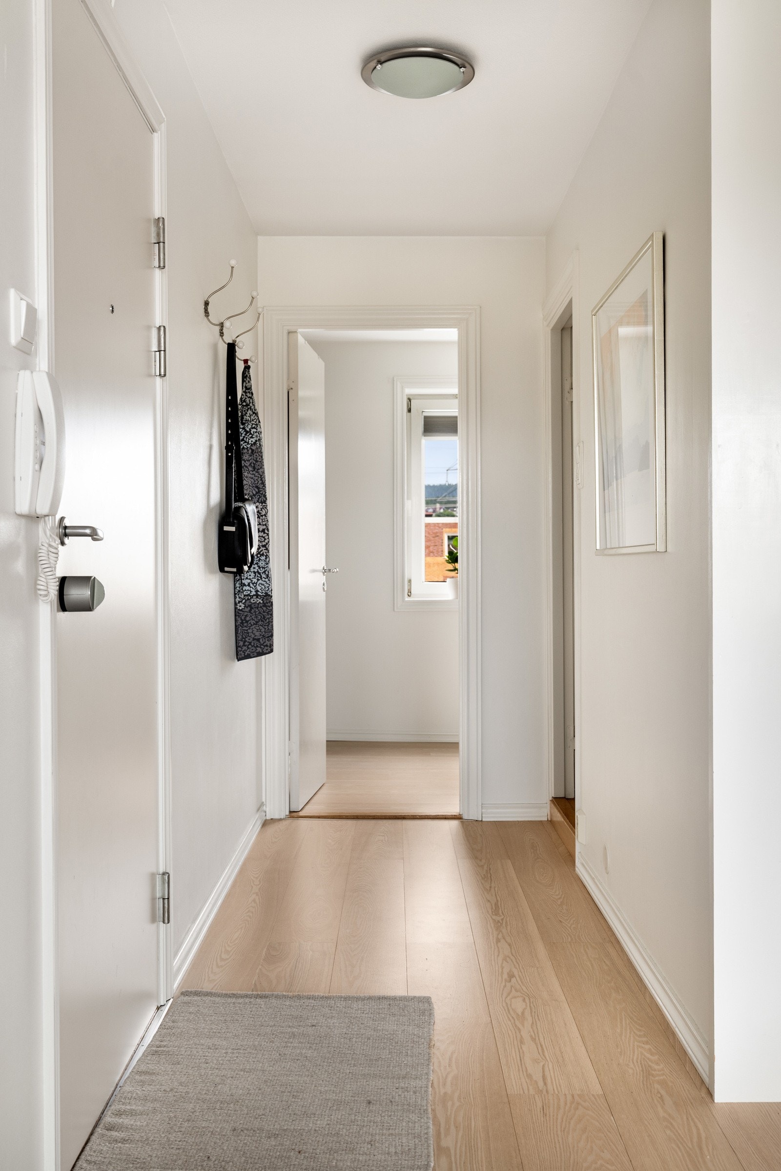 Leiligheten ligger fint til i 3. etasje med adkomst via felles trapperom. Man kommer inn i leiligheten via en lys og romslig gang. Galleribilde