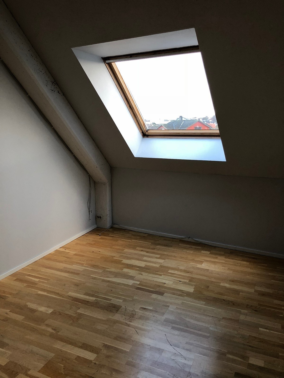 Utstrakt bruk av store Veluxvinduer gir mengder av naturlig lys på plan 3 Galleribilde