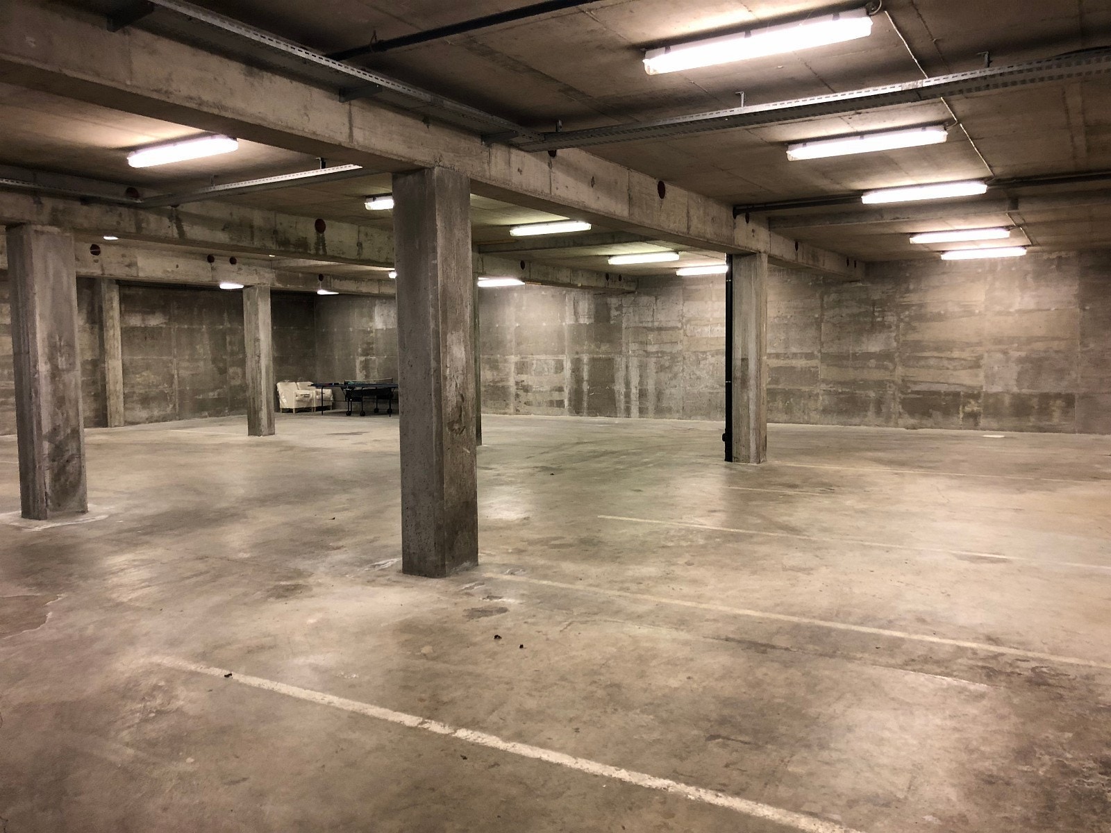 Parkering foregår i underjordisk garasjeanlegg Galleribilde