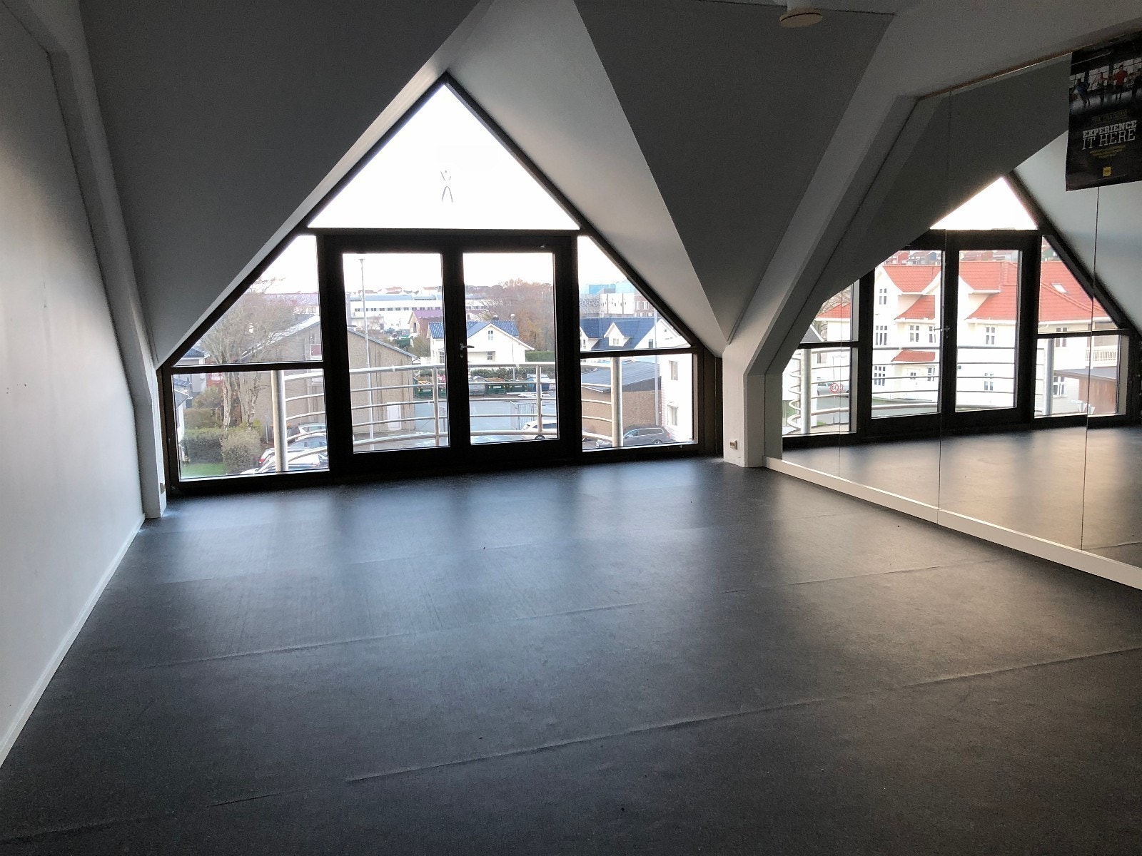 Byggets arkitektur med arker og hele glassfronter på plan 3 gir gode profileringsmuligheter mot veien. Galleribilde