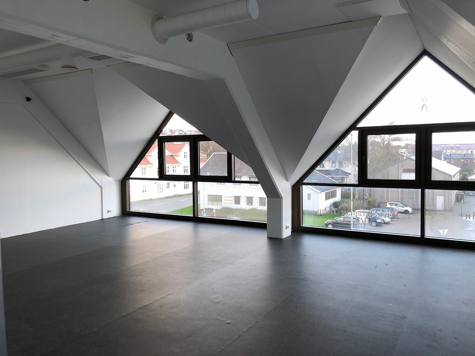 Byggets arkitektur med arker og hele glassfronter på plan 3 gir gode profileringsmuligheter mot veien. Galleribilde