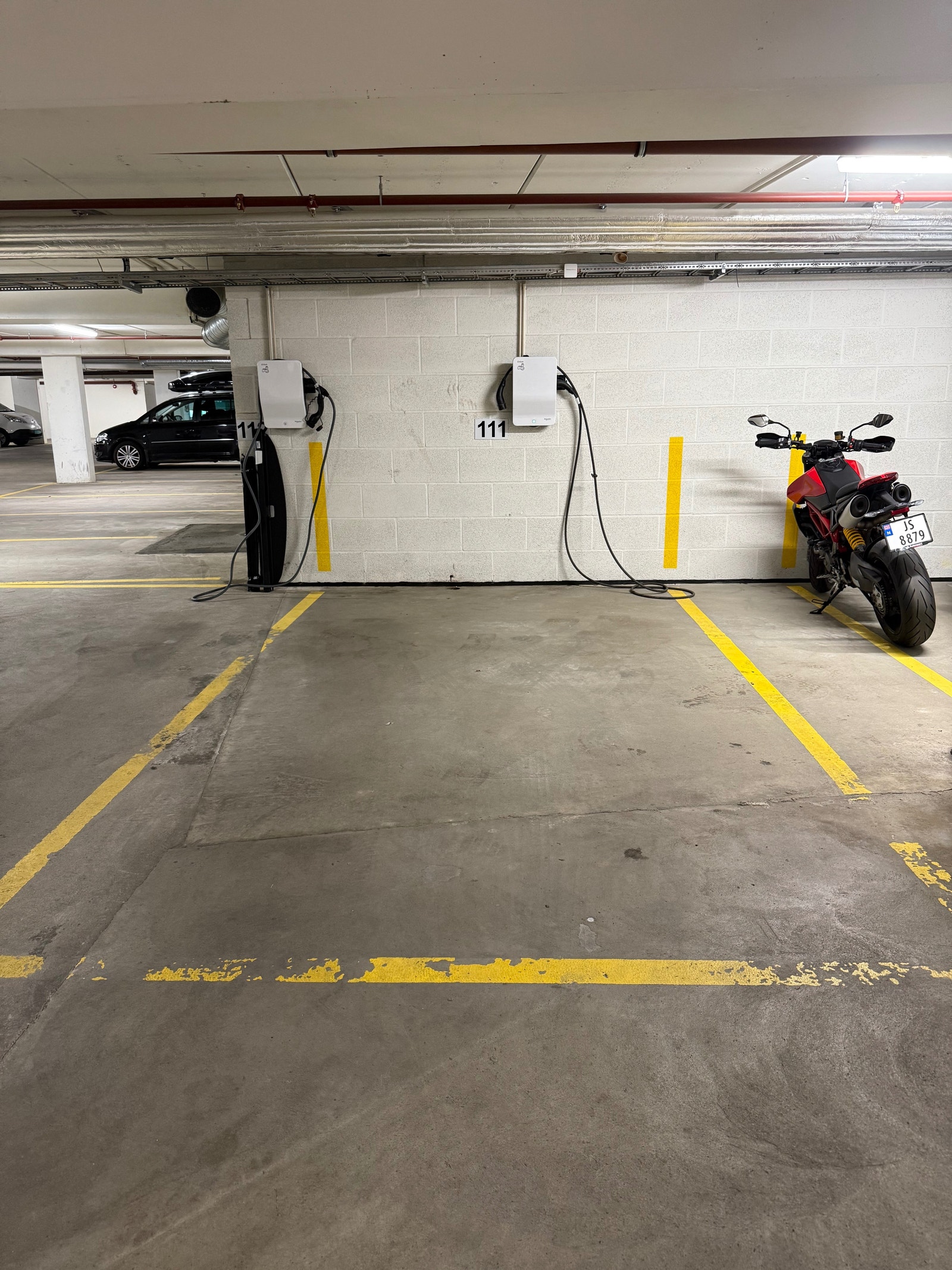 Stor garasjeplass og kan leie sammen eller uten Galleribilde