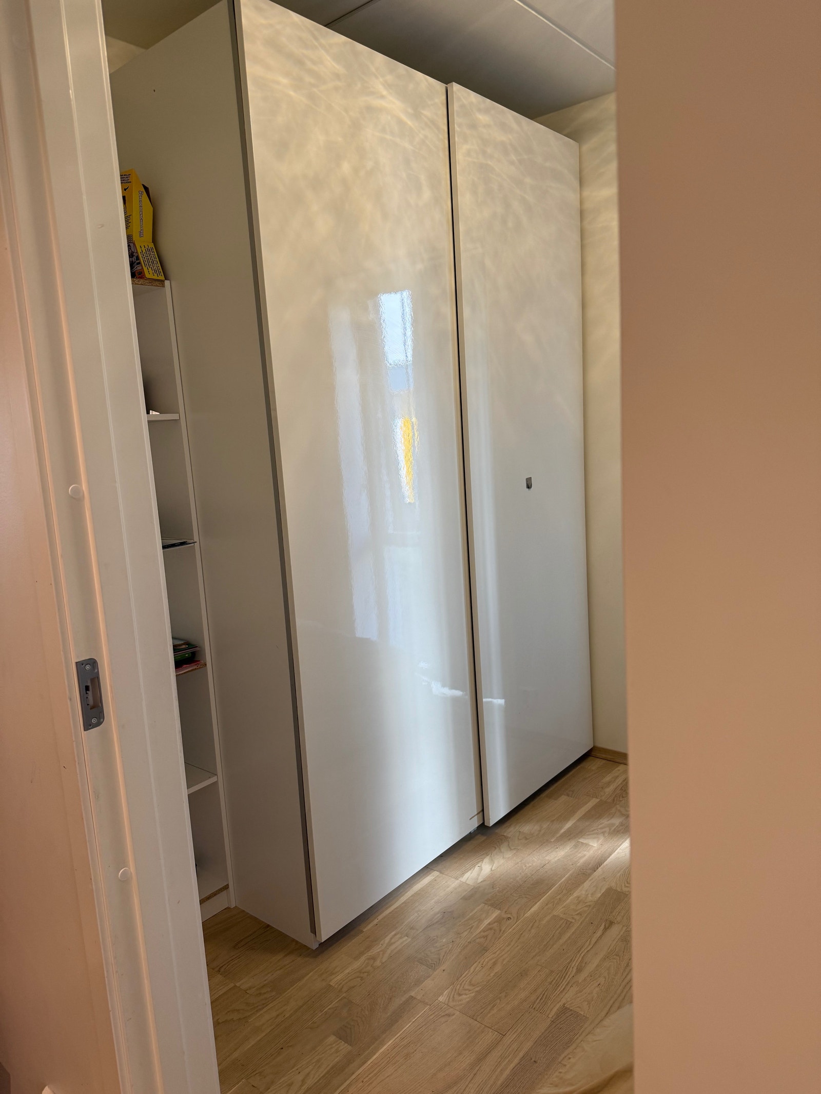 Garderobeskap i små soverom Galleribilde