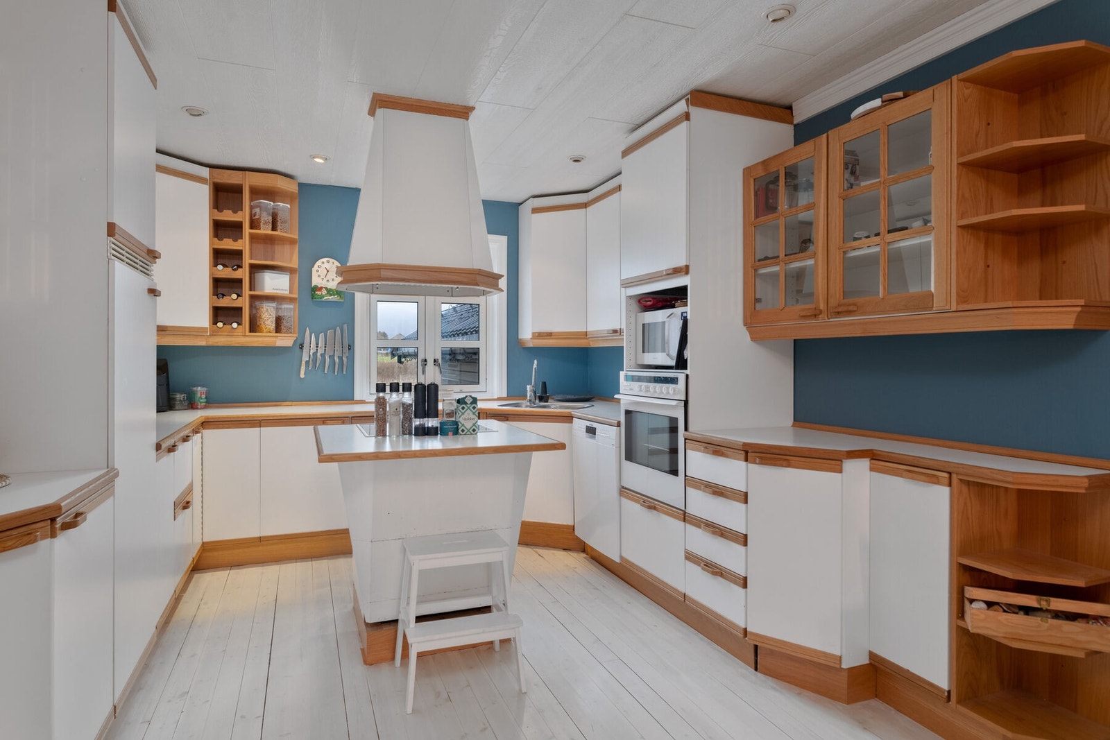 Innholdsrikt kjøkken med masse skap- og benkeplass. Galleribilde