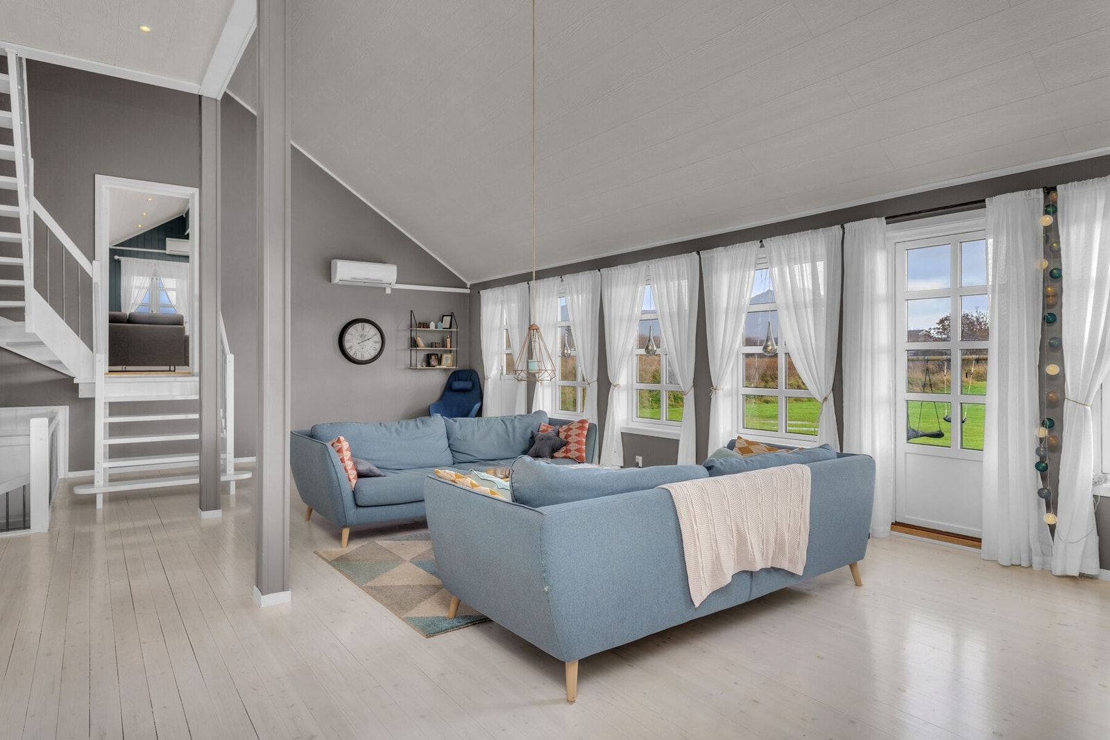 Lys og trivelig stue med god takhøyde og fin utsikt. Direkte utgang til solrikt uteområde med terrasse og stor hage. Galleribilde