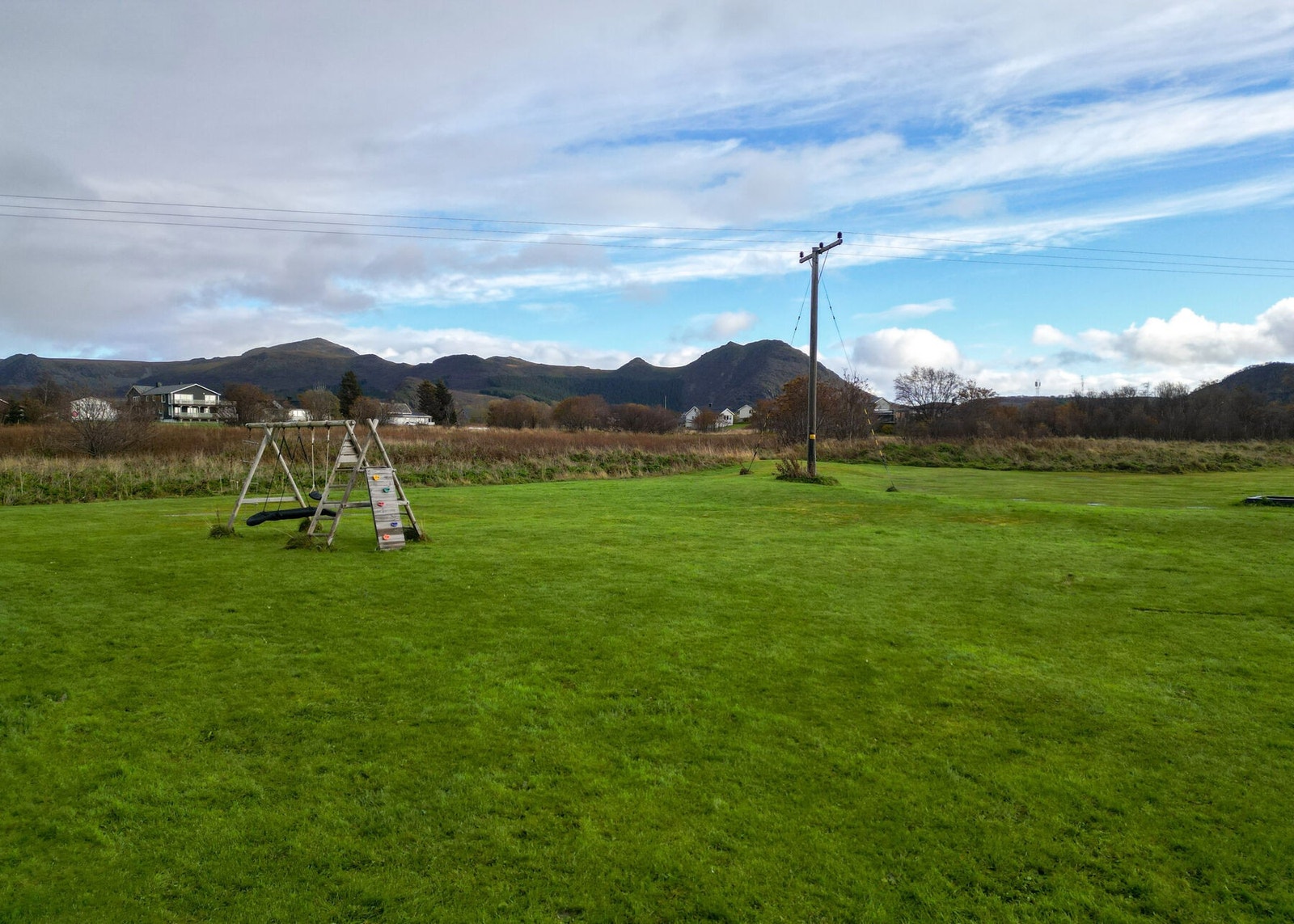 Meget stor hage gir god boltreplass. Galleribilde