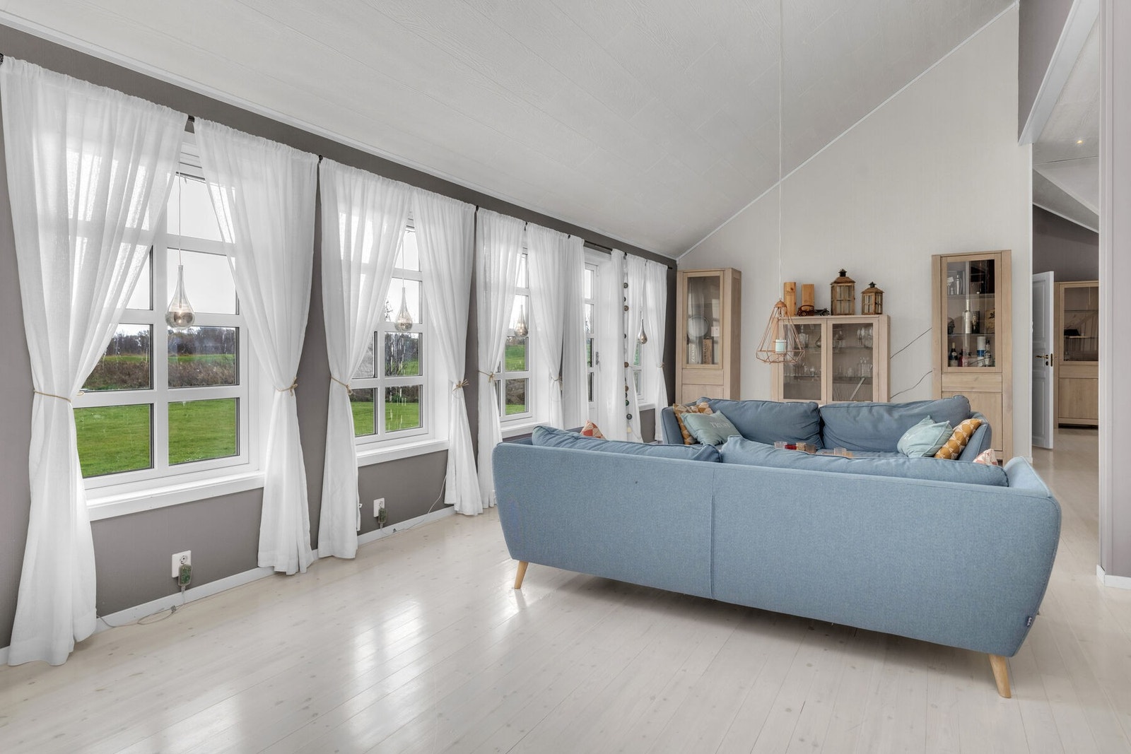 Store vindusflater slipper inn rikelig med naturlig lys. Galleribilde