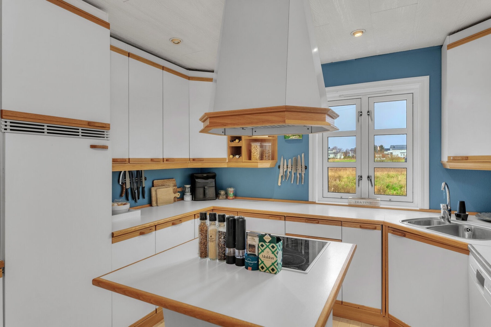 Kjøkkenøy med koketopp. For øvrig integrert stekeovn, oppvaskmaskin samt kjøleskap. Galleribilde