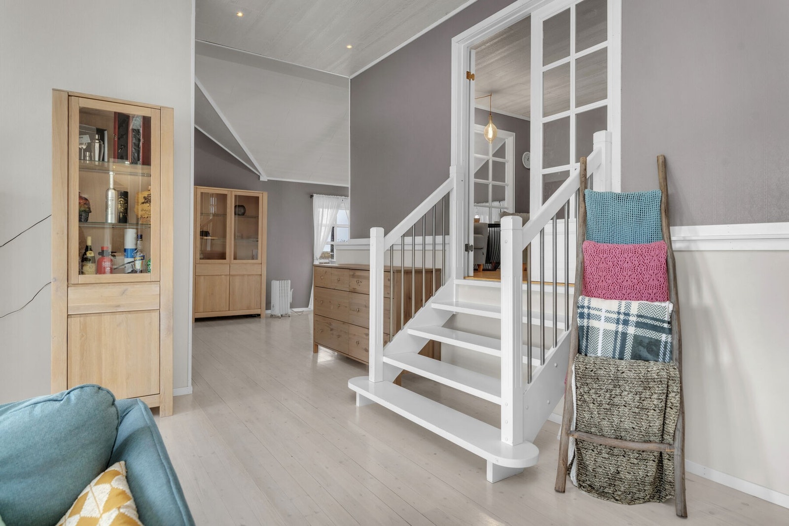 Trapp opp til kjøkkenet fra stuen. Galleribilde