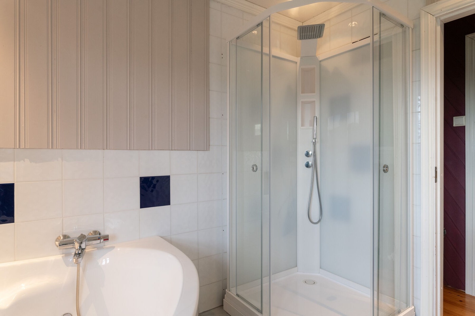 Dusjkabinett og hjørnebadekar. Galleribilde