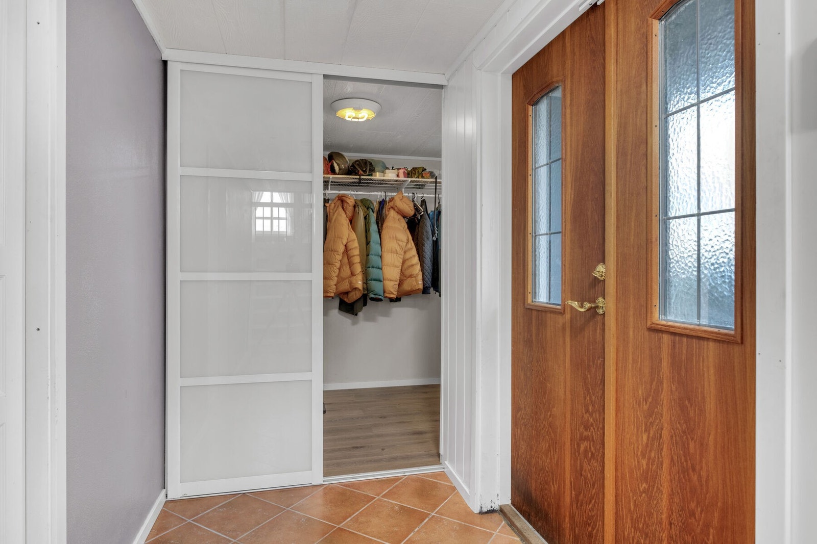 Entré med inngang til garderobe. Galleribilde