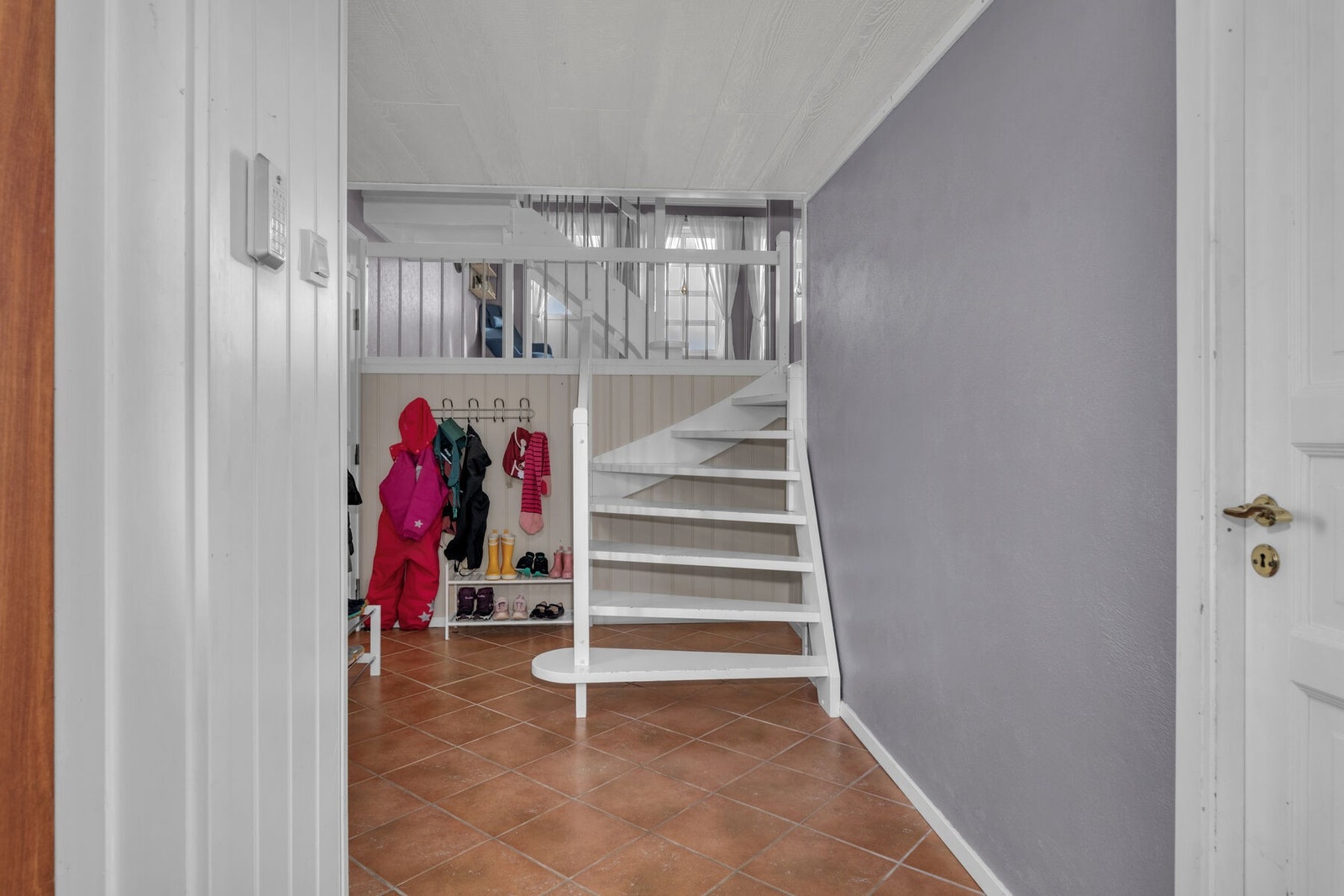 Entréen har god plass til å henge fra seg tøy og sko. Herfra er det videre adkomst til 1. etasje. Galleribilde