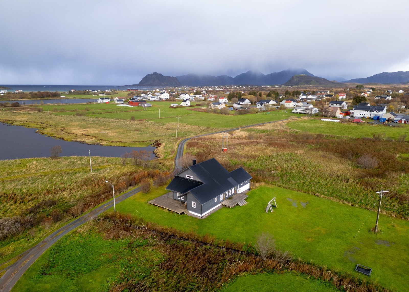 Fra eiendommen er det gangavstand til hverdagsfasiliteter som barnehage, barneskole og dagligvarebutikk. Galleribilde