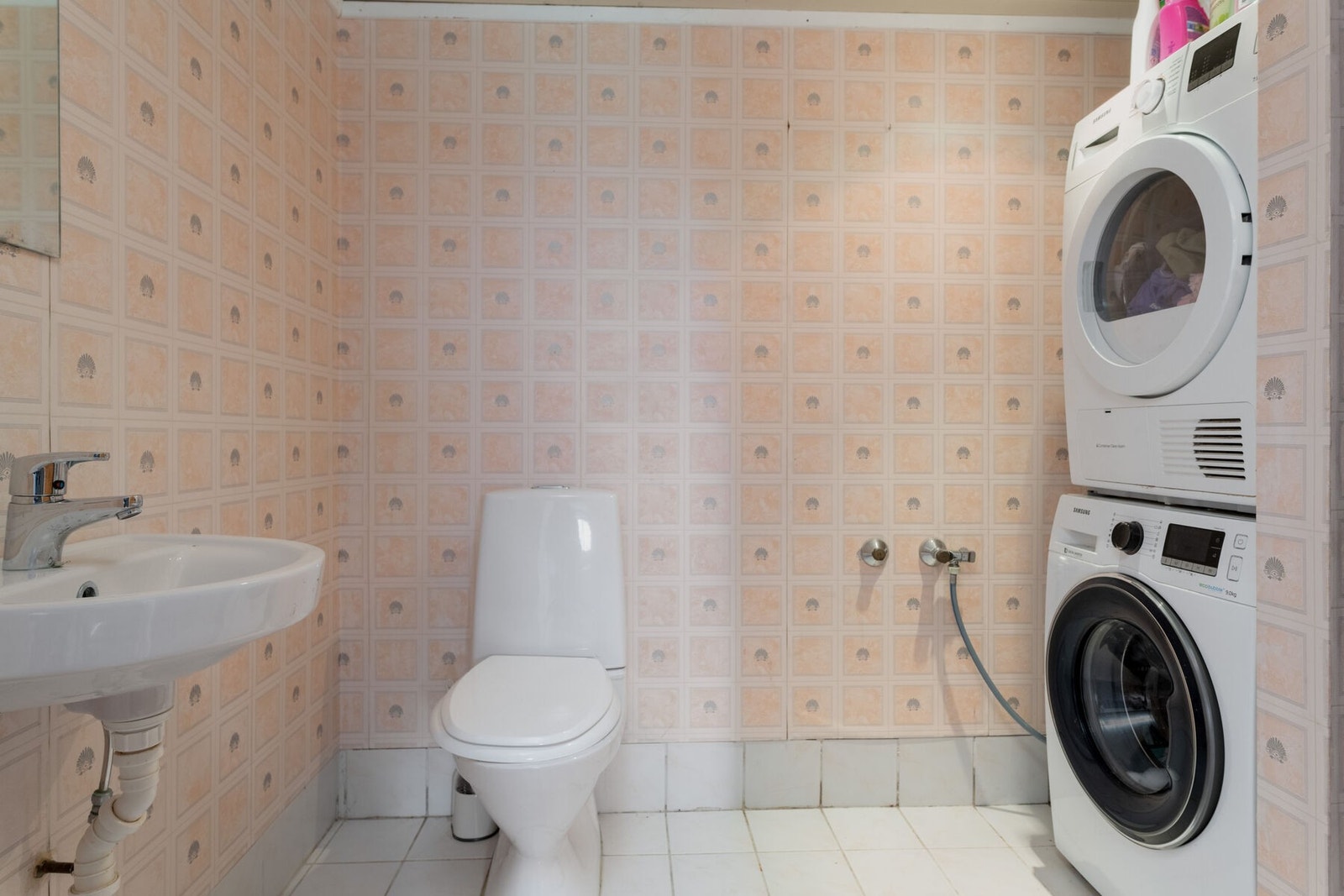 Bad/vaskerom i underetasjen med opplegg for vaskemaskin og tørketrommel. Galleribilde