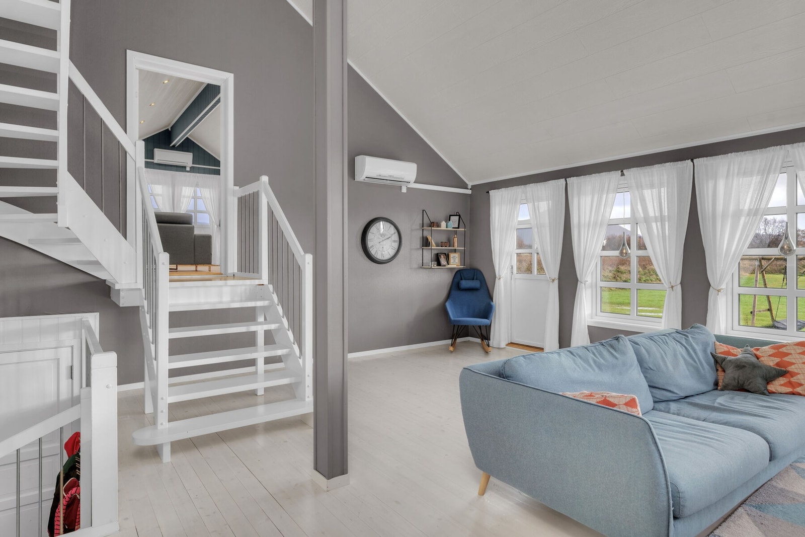 Fra stuen er det utgang til terrasse og hageområde. Galleribilde