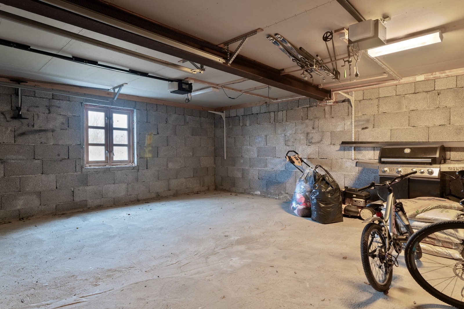 Garasjen innvendig. Galleribilde