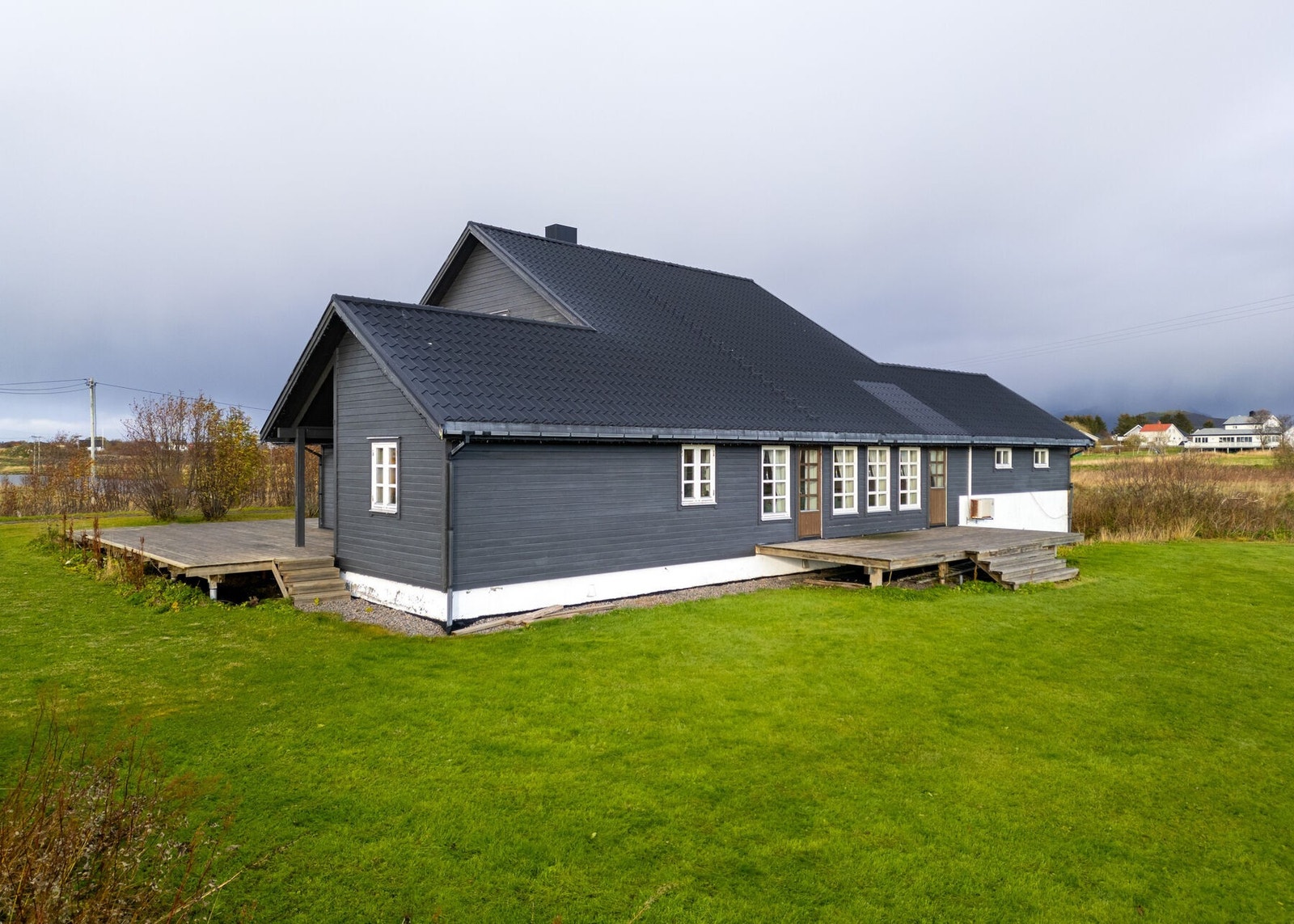 Rundt boligen er det opparbeidet stor hage med plen og beplantning, samt to terrasser med gode solforhold. Galleribilde
