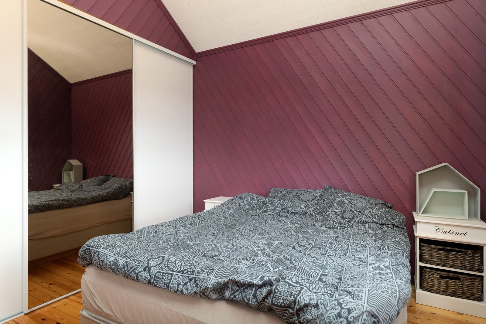 Hovedsoverommet har god plass til dobbeltseng og er innredet med skyvedørsgarderobe. Galleribilde