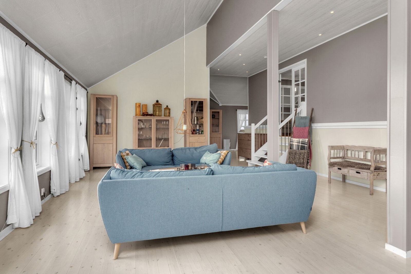 Boligens flere nivåer, og møbleringssoner gir et særpreg og en spennende romfølelse. Galleribilde