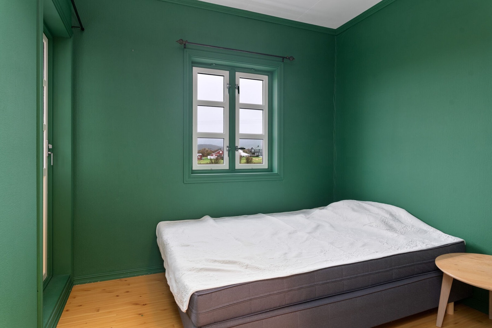 Soverom med utgang til altan. Galleribilde