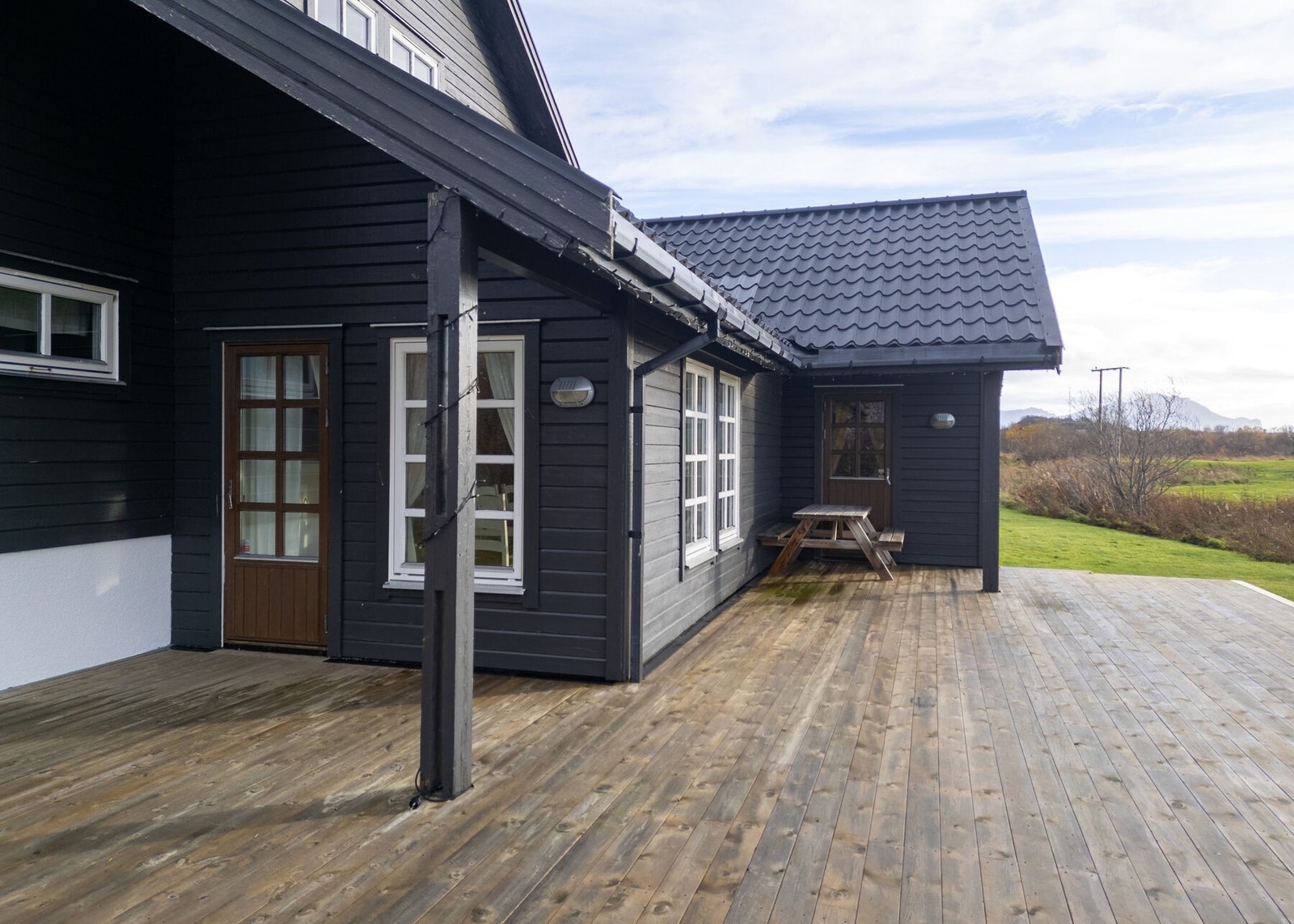 Stor solrik terrasse mot sørvest med utgang fra spisestuen og fra hovedsoverommet. Galleribilde