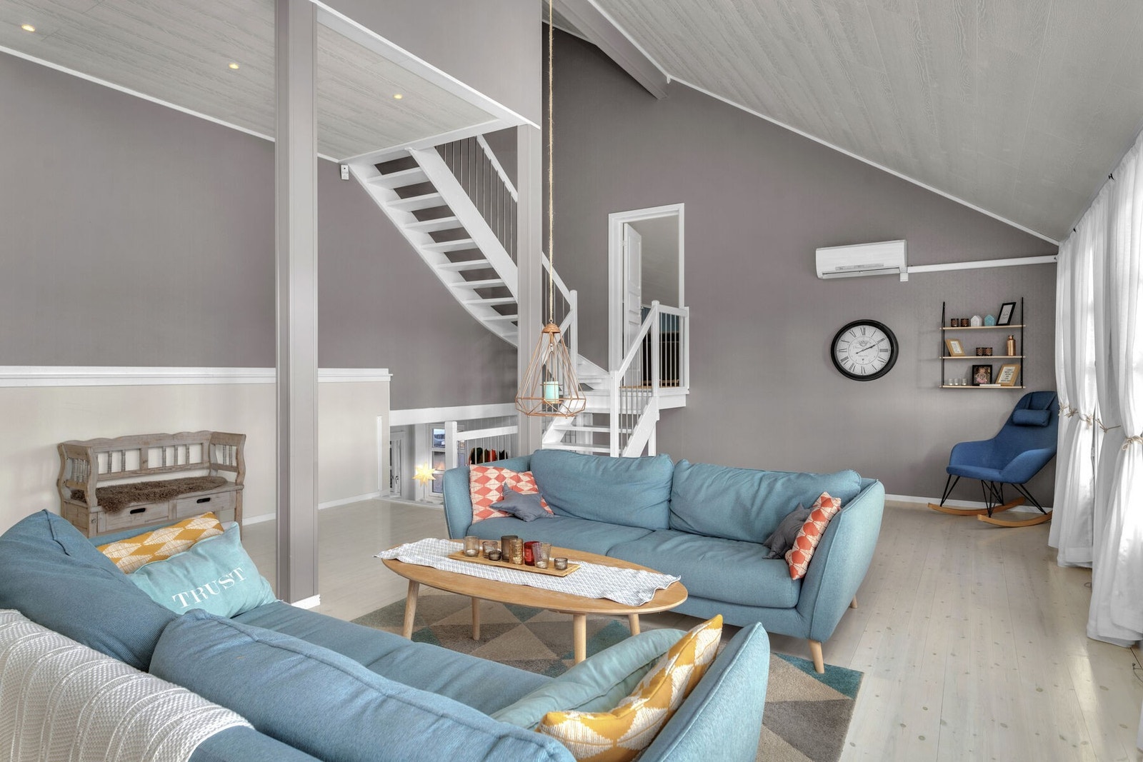 Hovedstue med trapp opp til stue nummer 2. Galleribilde