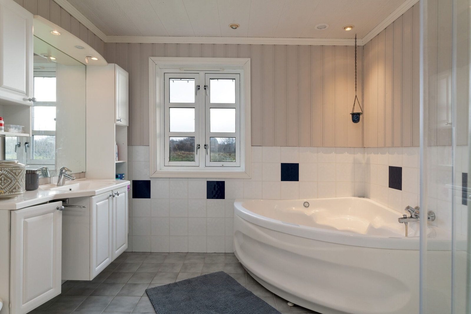 Bad i 1. etasje er fra 1997 og har fliser på gulvet, og delvis flislagte vegger. Det er elektrisk gulvvarme. Galleribilde