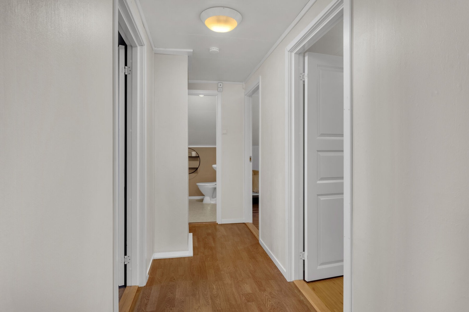 Mellomgang som leder til loftstue, gjestetoalett og tre soverom. Galleribilde