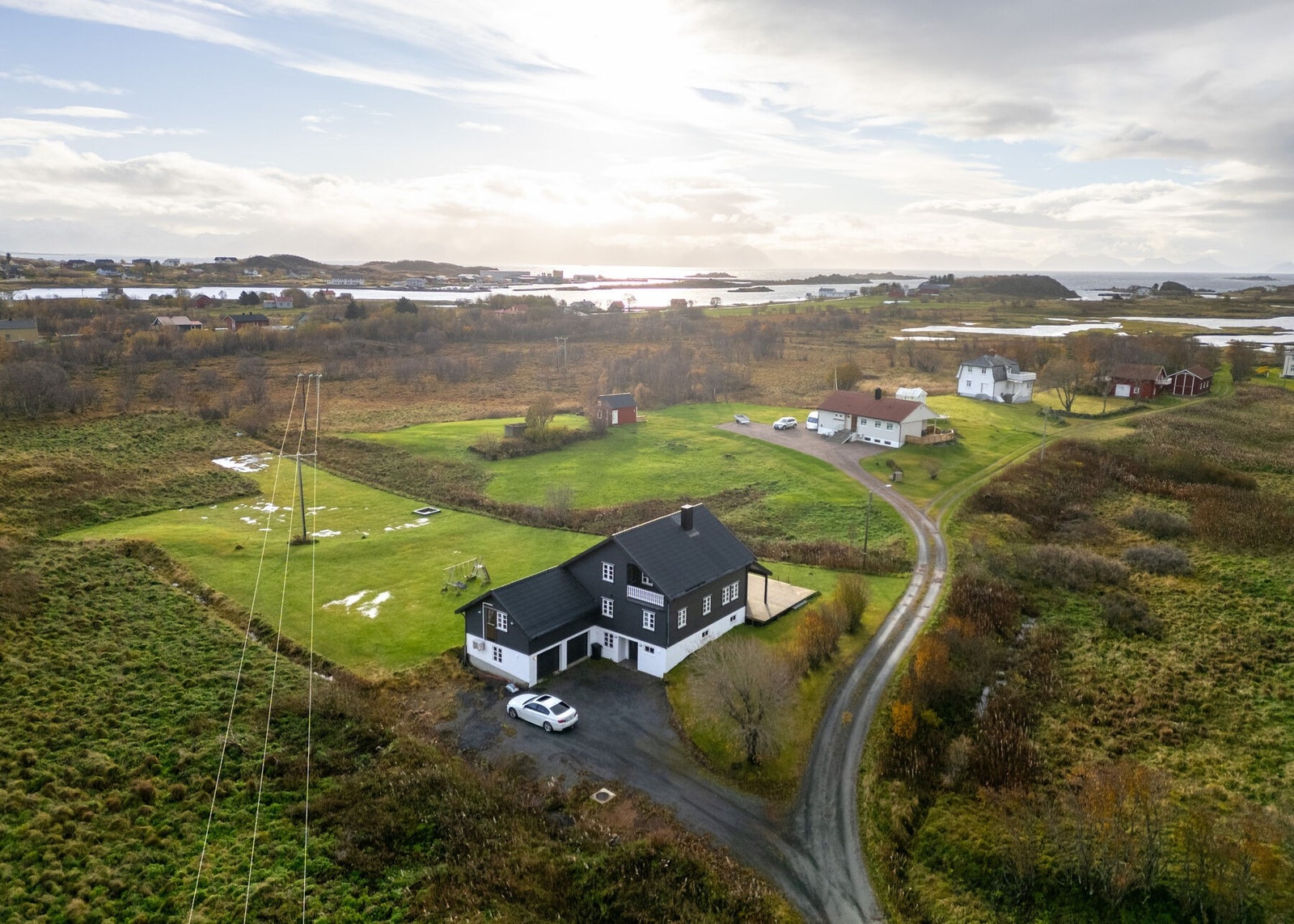 Eiendommen sett fra lufta og nærområdet rundt. Galleribilde