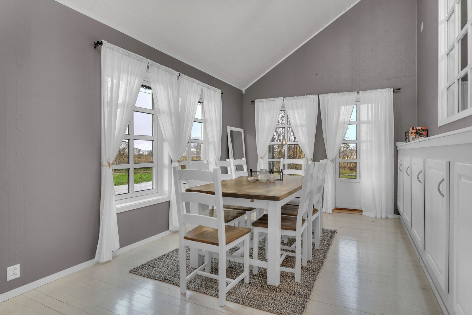 Del av stuen med plass til spisebord. Herfra er det også utgang til uteområdet. Galleribilde