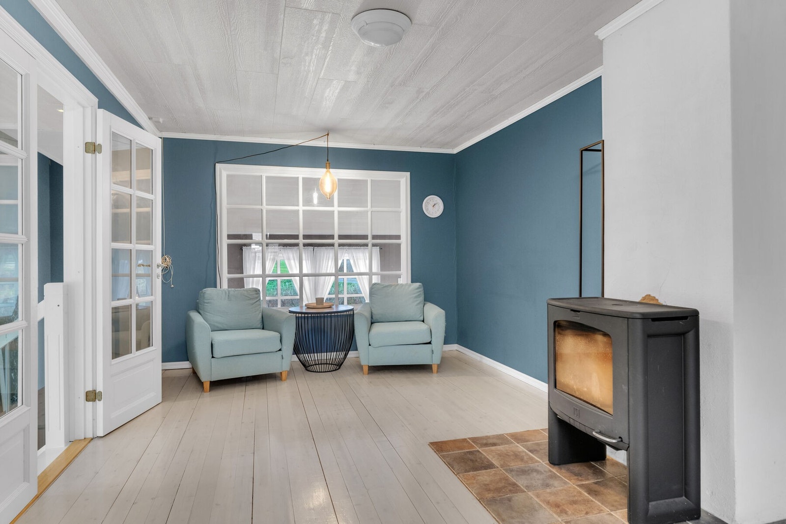 Praktisk og romslig kjøkken med vedovn. Galleribilde