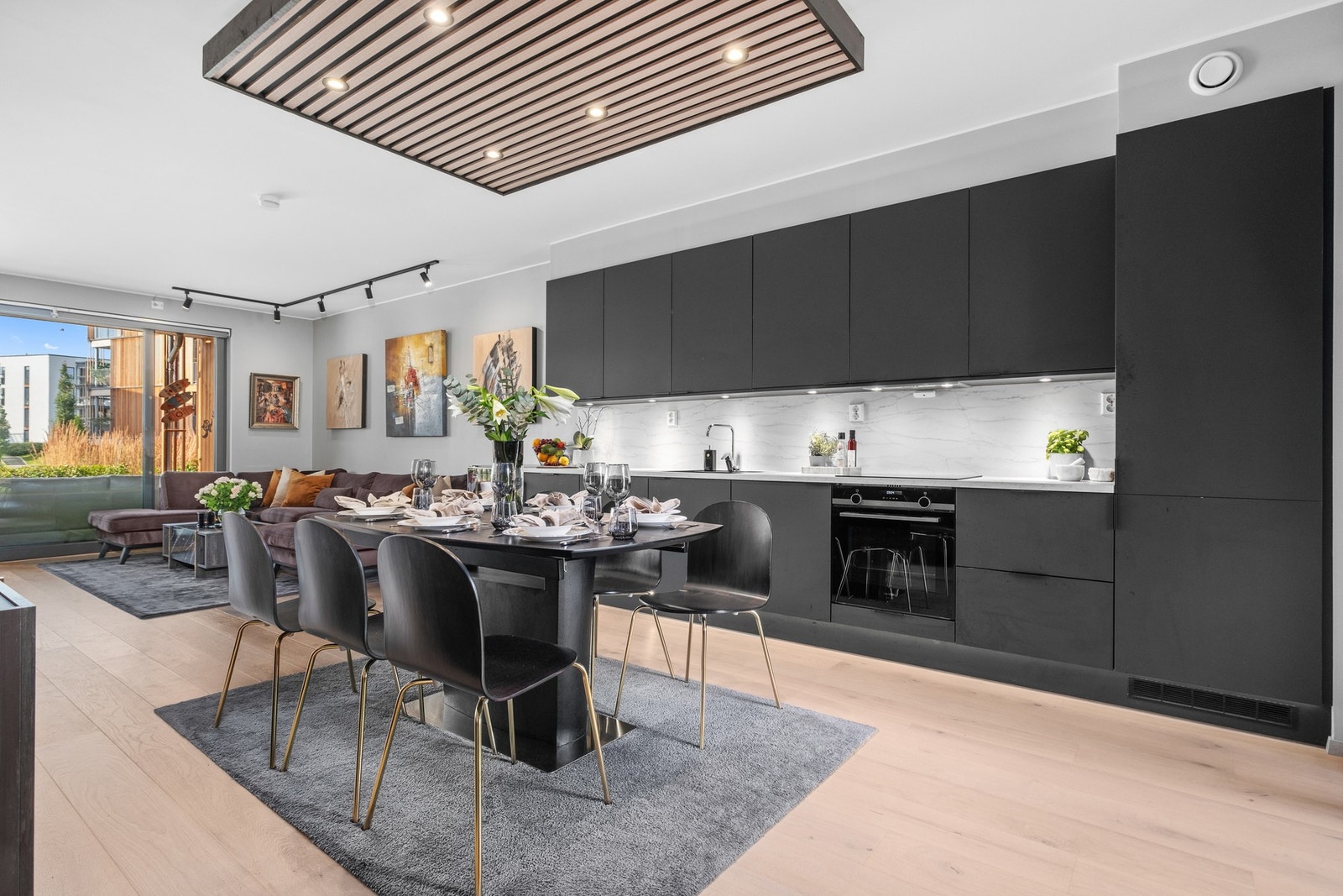 Stue og kjøkken er i en åpen løsning med et areal på hele 40 kvadratmeter. Galleribilde