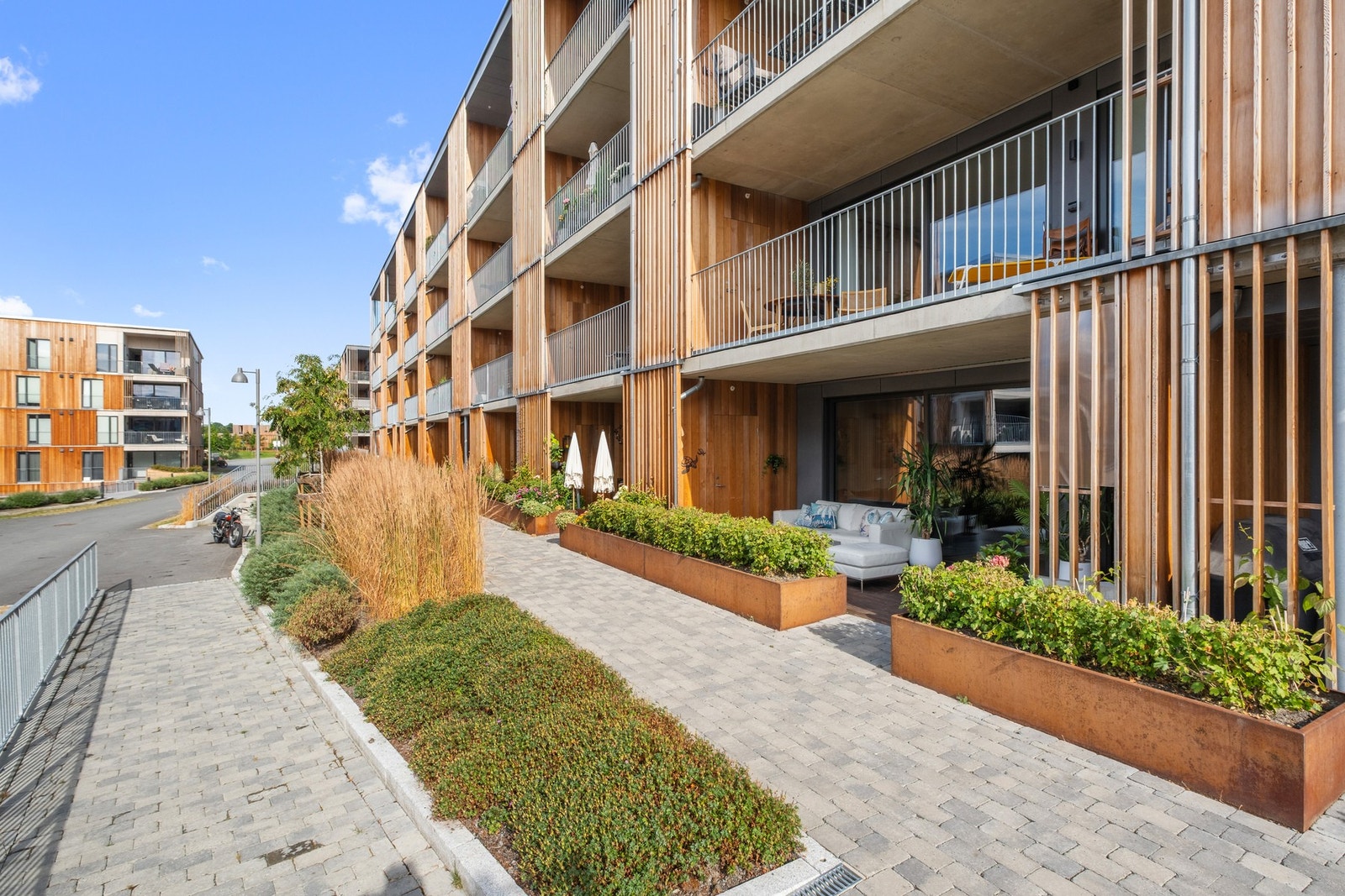 Leiligheten har en attraktiv beliggenhet på Grilstad, med sjønær beliggenhet og kort vei til både Grilstadfjæra og marinaen. Galleribilde