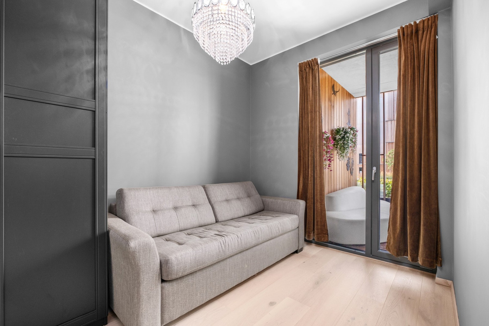 Det andre soverommet måler 7 kvadratmeter. Her får du direkte utgang til leilighetens hovedterrasse. Galleribilde