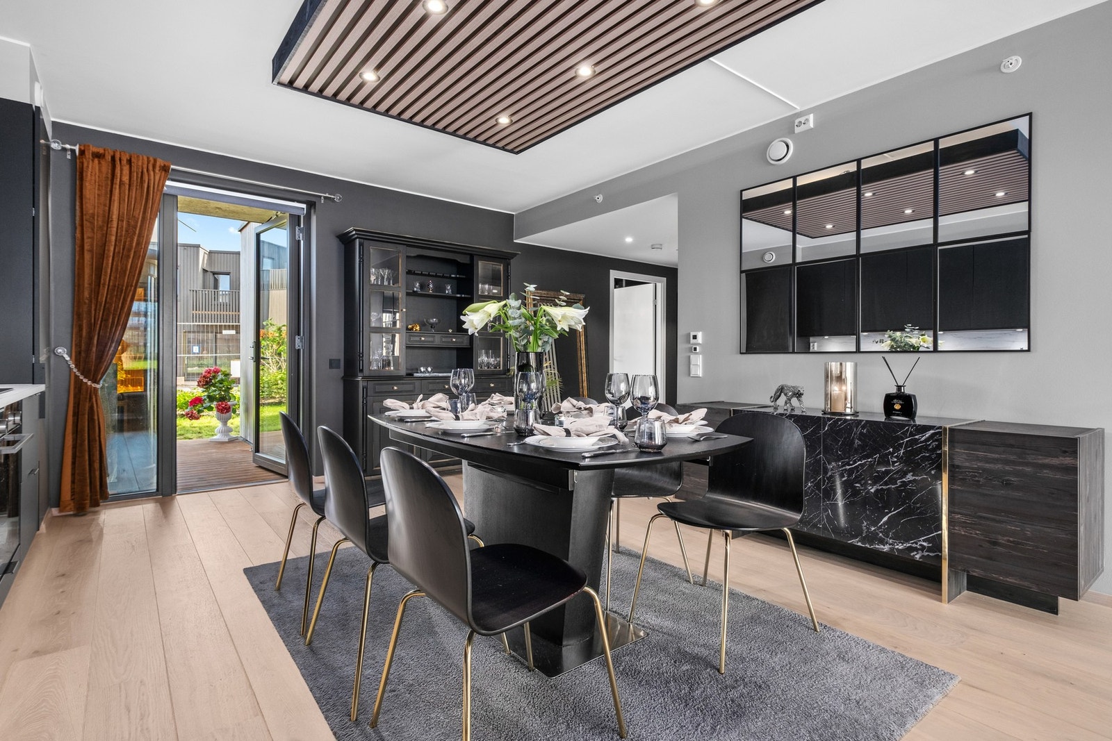 Fra kjøkkenet er det utgang til én av leilighetens to terrasser. Galleribilde