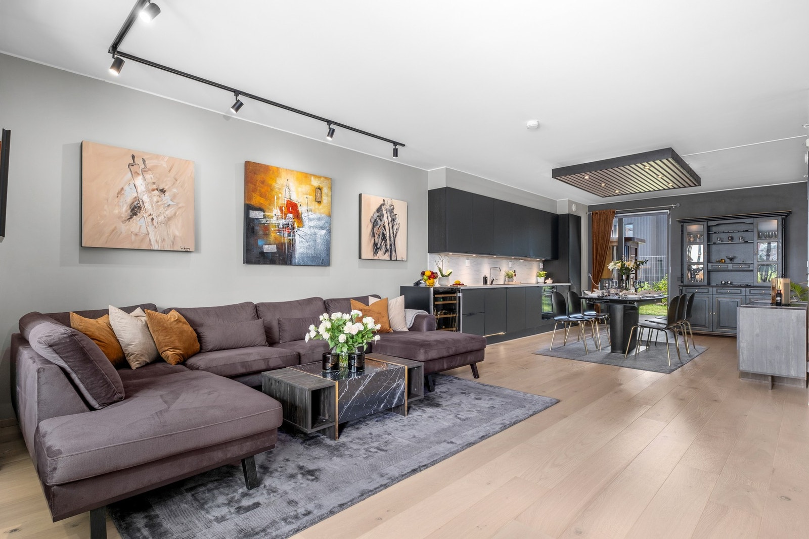 En utsøkt og moderne leilighet med byggeår 2023 som sikrer god standard utover leiligheten - TG0 på alt fra takstmann! Galleribilde