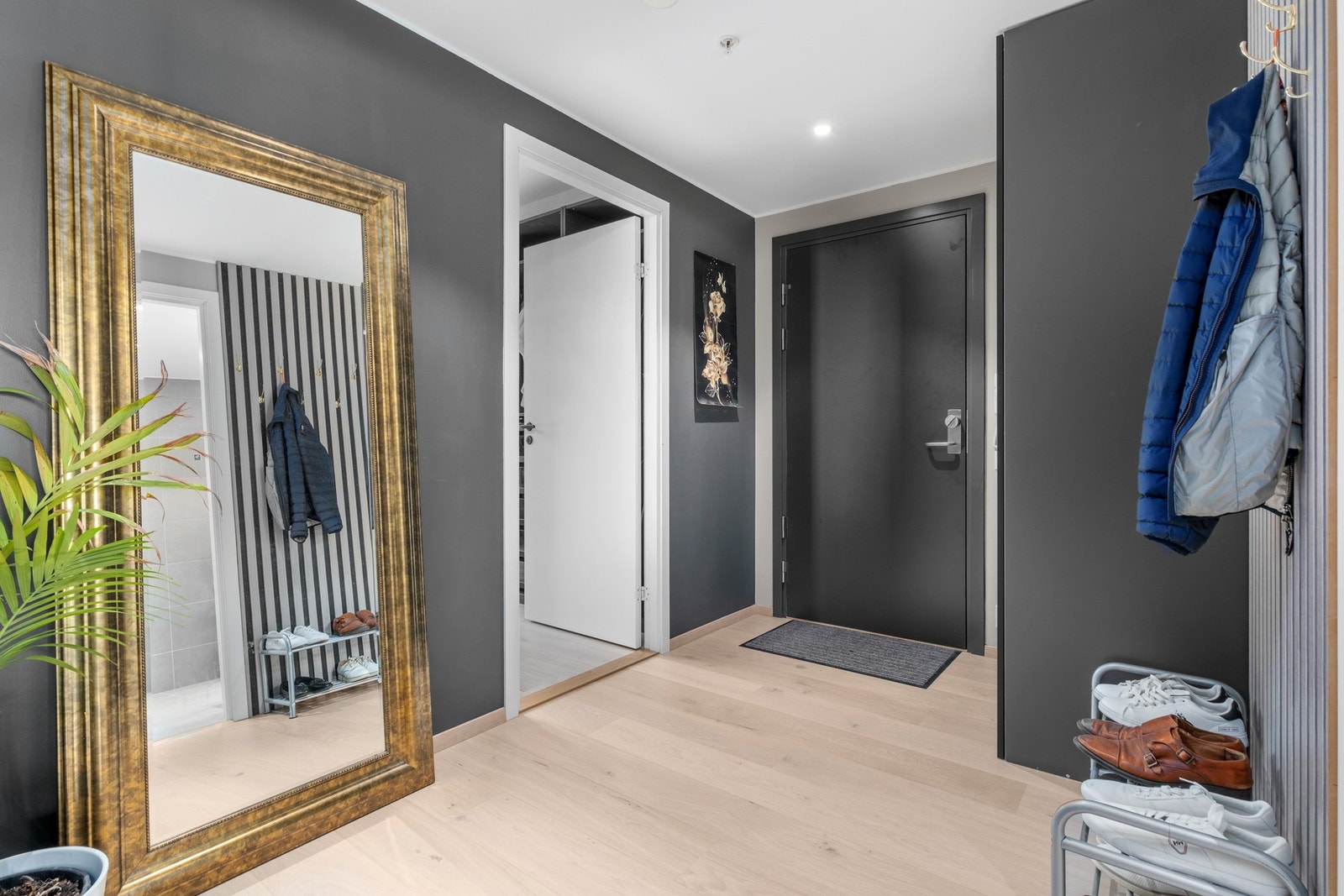 Leiligheten disponerer en parkeringsplass i oppvarmet parkeringskjeller, med etablert ladeboks for elbil. Galleribilde