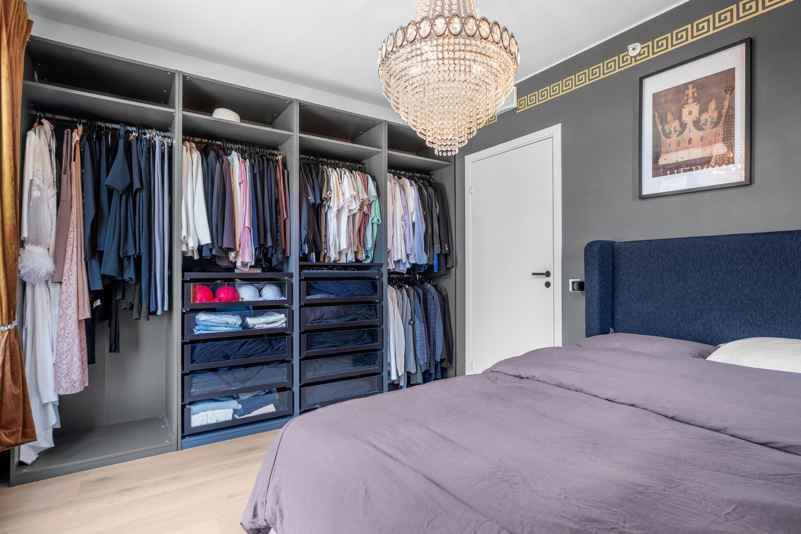 Det er av nåværende eier etablert garderobeløsning med god oppbevaringsplass. Galleribilde