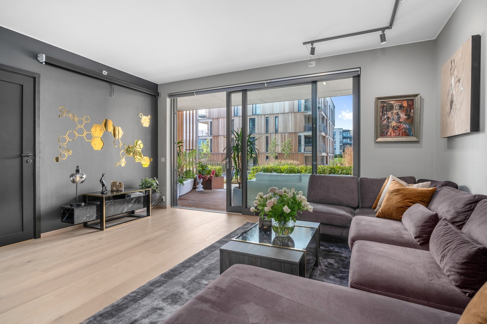 Leiligheten har generøse vindusflater som sikrer godt med lysinnslipp og behagelig boatmosfære. Galleribilde