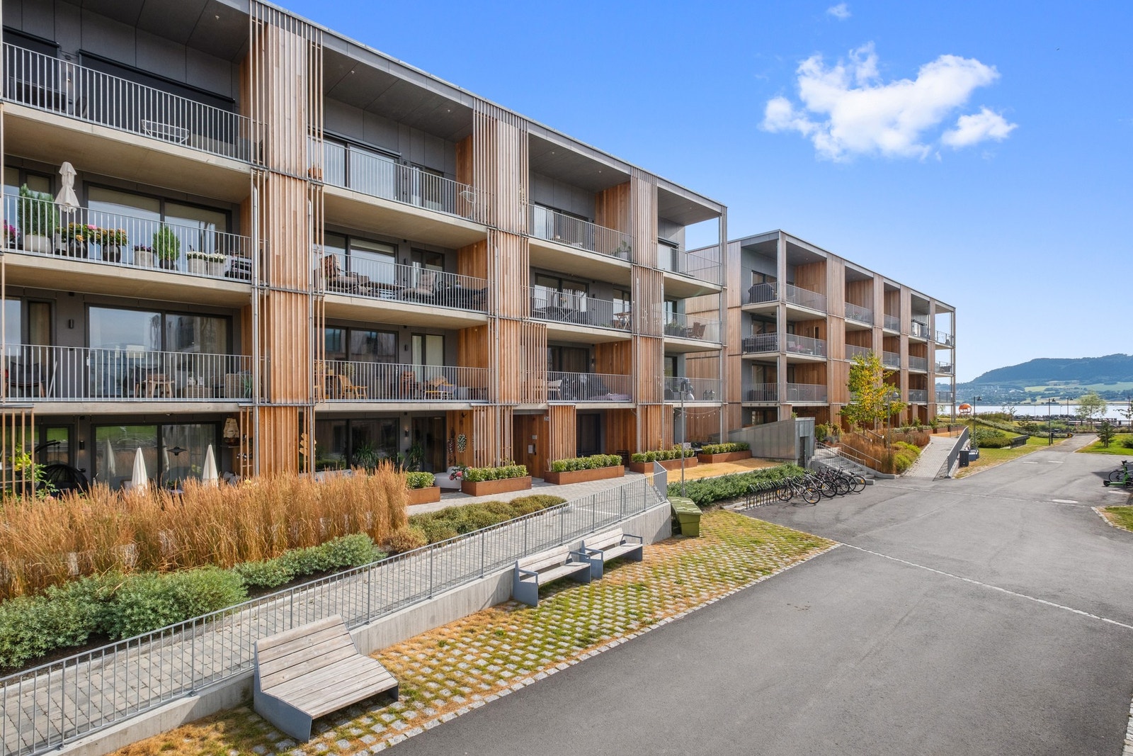 Leiligheten ligger i et område med godt utvalg av servicetilbud, inkludert dagligvarehandel og serveringssteder. Galleribilde