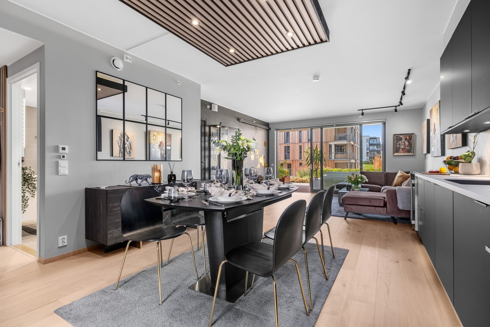 Spisegruppen ligger naturlig til ved kjøkkenet - perfekt for hyggelige måltider og sosiale sammenkomster. Galleribilde