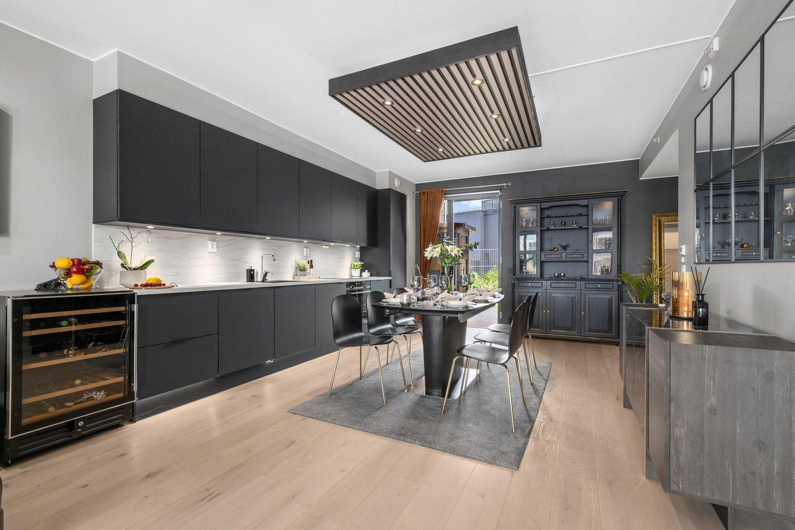 Et funksjonelt kjøkken med god oppbevarings- og arbeidsplass. Galleribilde