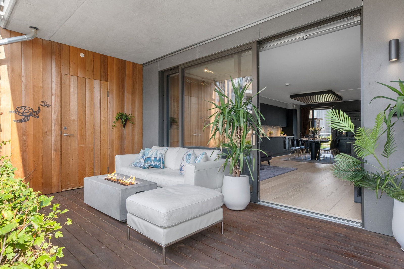 Fra stuen er det direkte utgang til en herlig terrasse som måler gode 14 kvadratmeter. Egen bod i tilknytning av terrassen. Galleribilde