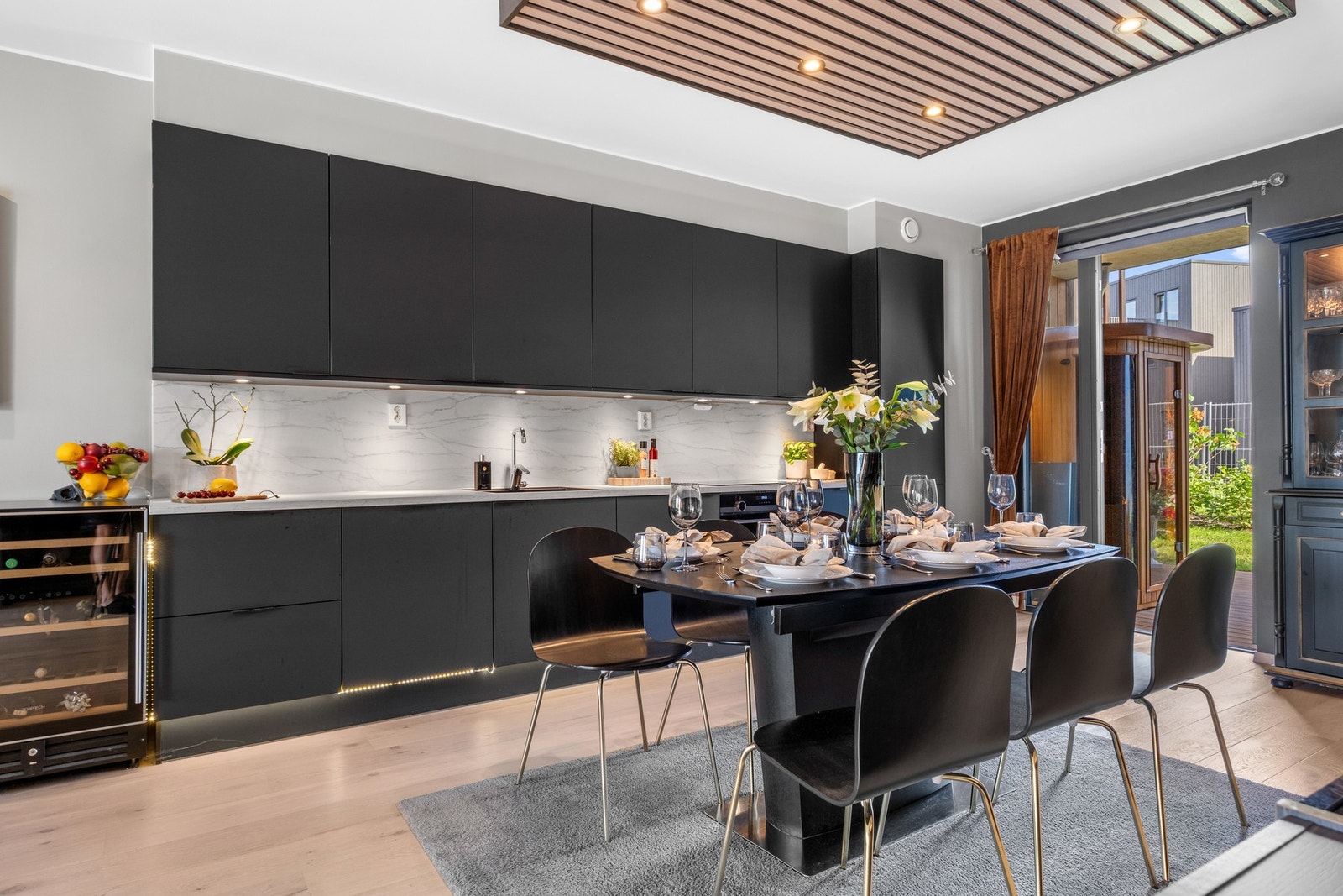 Her får du et tidløst og delikat kjøkken med slette fronter og integrerte hvitevarer. Galleribilde