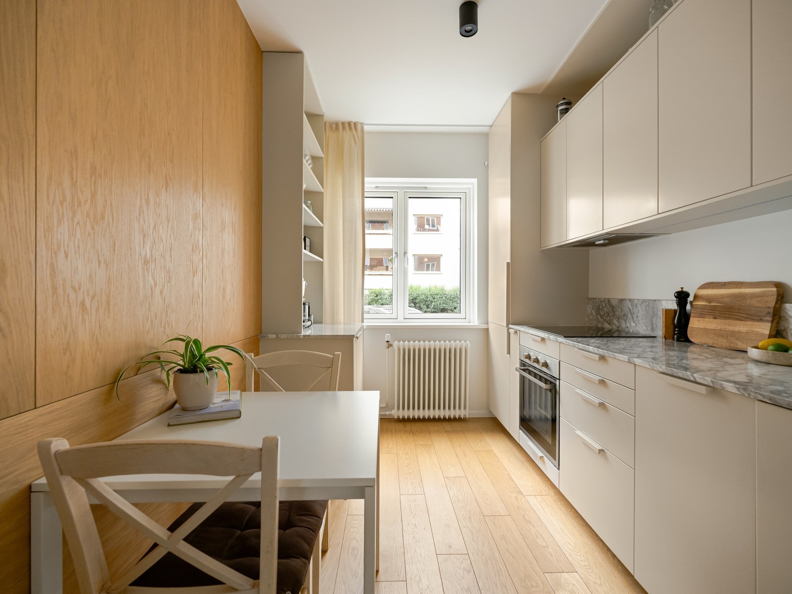 Stilen benkeplate i marmor med underlimt oppvaskkum. Galleribilde
