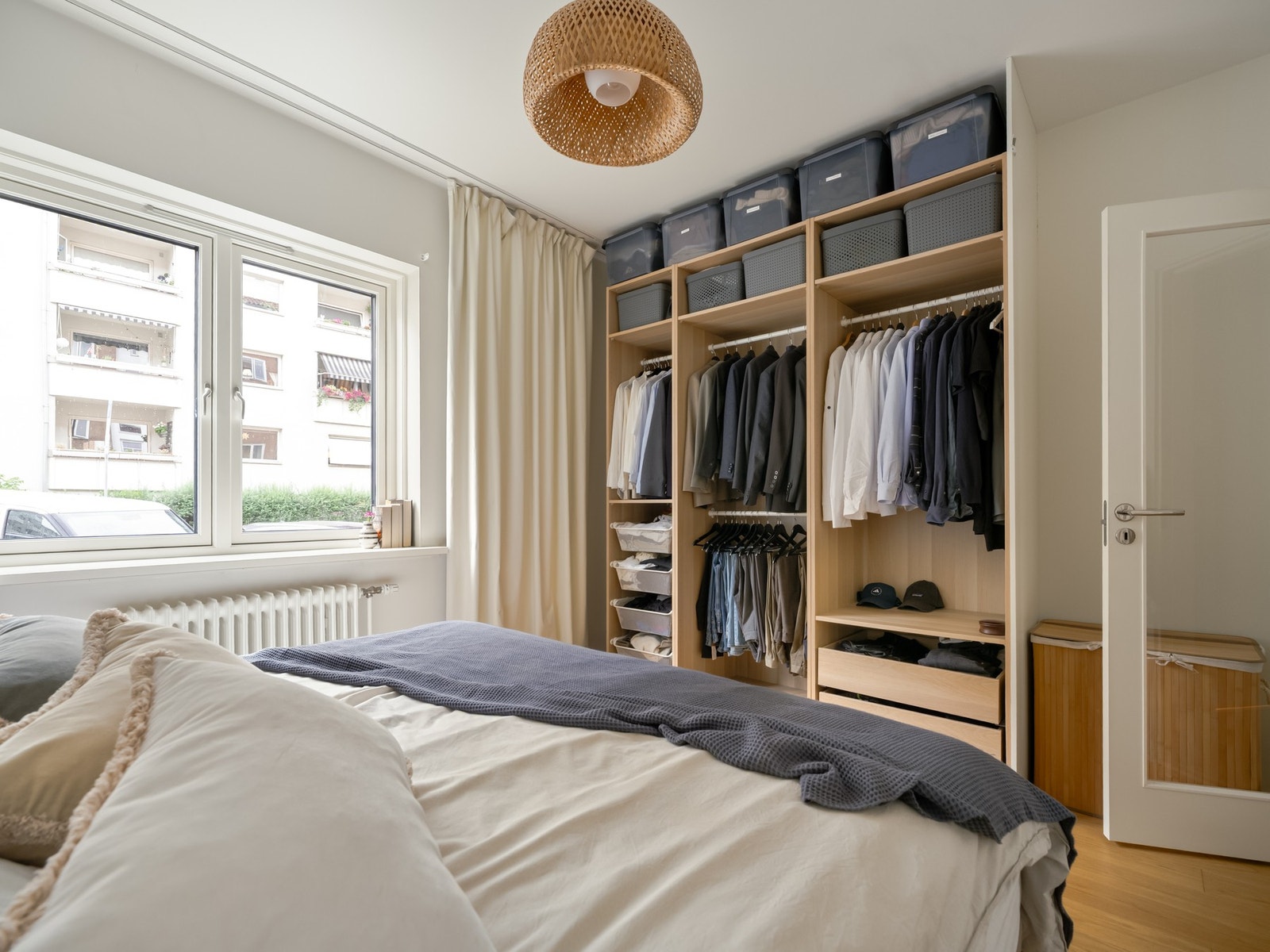 Gode oppbevaringsmuligheter i stor garderobeskapsrekke. Galleribilde